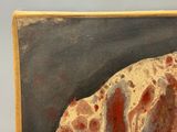 une peinture représentant une girafe debout devant un fond gris