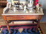 une petite table sur laquelle sont posés de nombreux objets