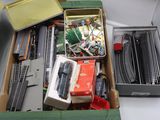 une boîte remplie d'objets assortis sur une table