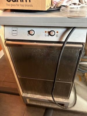 une boîte posée sur un lave-vaisselle qui se trouve sur un plan de travail