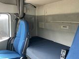 deux sièges bleus à l'arrière d'un bus