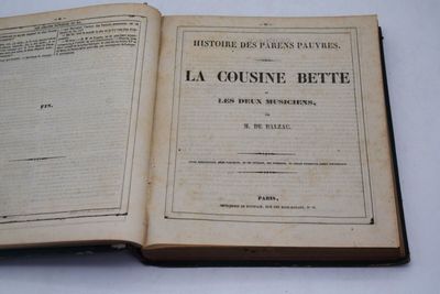 un livre ouvert posé sur une table blanche, sur fond blanc