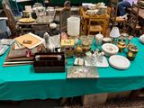 une table sur laquelle se trouvent de nombreux objets