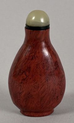 two vases that are sitting next to each other on a table
