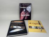 deux livres posés l'un à côté de l'autre sur une table