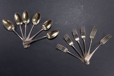 six fourchettes et cuillères sont disposées en rangée sur une surface noire