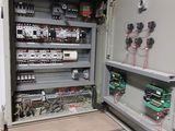 une armoire contenant de nombreux équipements électriques