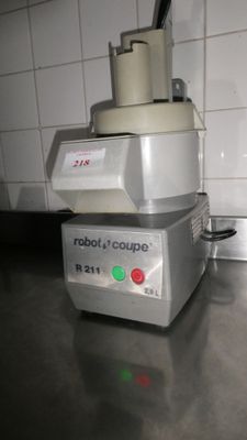 un mixeur posé sur le comptoir d'une cuisine
