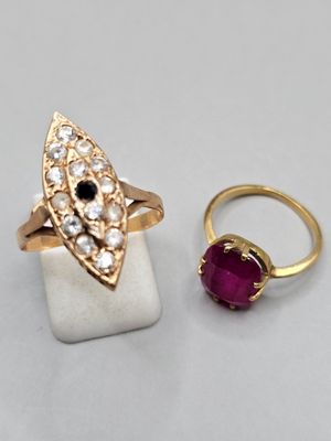 deux bagues et une bague ornée d'un rubis sur un fond blanc