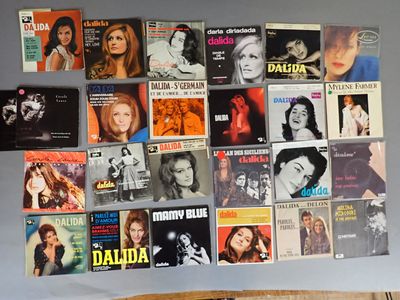 Il y a beaucoup de pochettes d'albums accrochées au mur de cette pièce.