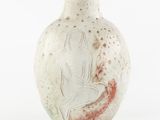 un vase blanc avec la photo d'une femme dessus