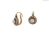 une photo d'une paire de boucles d'oreilles ornées de perles et de diamants