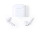 AirPods d'Apple avec leur boîtier de recharge et le casque posés sur une surface blanche