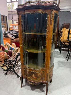 une vitrine avec une porte vitrée au milieu d'une pièce