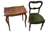 deux chaises et une table sont disposées les unes à côté des autres sur un fond blanc