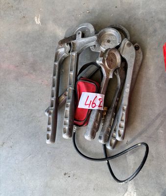 un troglodyte et un petit troglodyte sur le sol, à côté d'un sac rouge