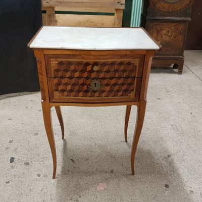 une petite table en bois avec un plateau en marbre