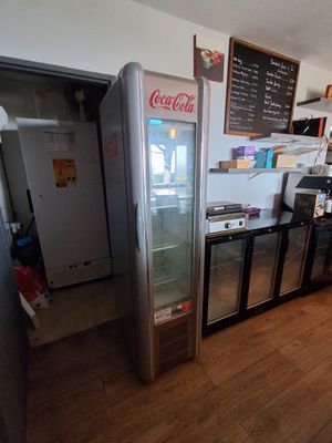une image d'une cuisine avec un réfrigérateur et un comptoir