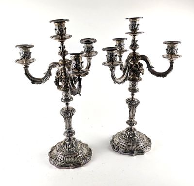 paire de chandeliers anciens en métal argenté sur socles