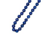 un gros plan d'un collier de perles bleues sur fond blanc