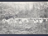 une photo en noir et blanc d'un groupe de personnes dans un cimetière