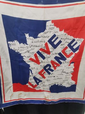 Carré de soie représentant la carte de France portant le mes…