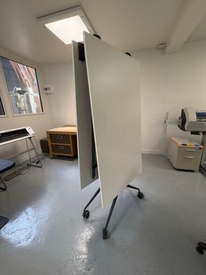 une photo d'une pièce avec un bureau, une chaise et une télévision