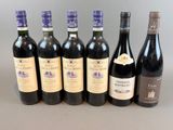plusieurs bouteilles de vin sont alignées sur une table