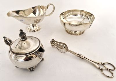 Lot de métal argenté comprenant deux saucières "navette" sur…