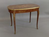 Table écritoire de forme rognon en bois de placage à décor d…