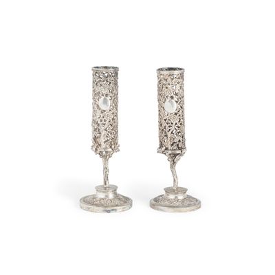 une paire de bougeoirs en argent ornés d'un motif floral de chaque côté