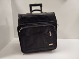 une valise noire posée sur une surface blanche
