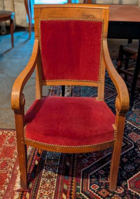 Fauteuil époque restauration, assise tapissée velours rouge.