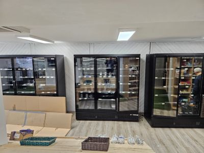 Armoire réfrigérée SEDA trois portes vitrées.