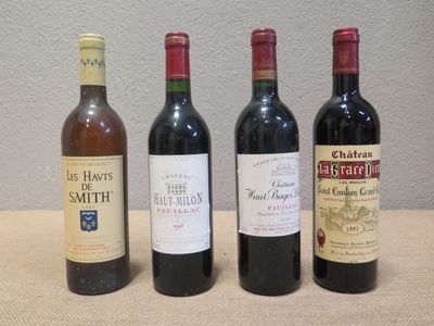 trois bouteilles de vin sont alignées sur une table