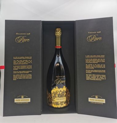 une bouteille de champagne dans un coffret noir orné d'un ruban rouge