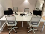 deux bureaux équipés d'ordinateurs dans une petite pièce