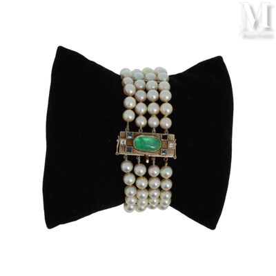 bracelet de perles orné d'une pierre verte et d'un fermoir en argent, monté sur un nœud papillon en velours noir