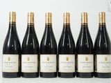 six bouteilles de vin sont alignées dans une rangée