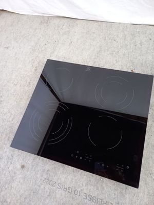 une plaque de cuisson noire équipée de deux feux