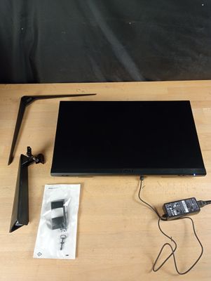 un ordinateur portable posé sur une table en bois