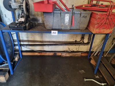 une étagère métallique sur laquelle sont posés des outils, dans un garage