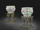 paire de vases chinois de style « famille » sur socles