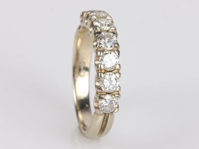 Demi alliance en or gris ornée de diamants totalisant environ 0,70 car - Photo 1