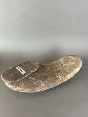une pierre avec une étiquette, posée sur une table