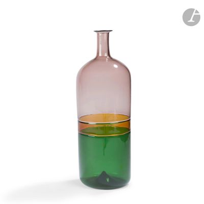 une bouteille en verre verte et rose avec un bouchon jaune