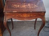 une petite table en bois ornée d'un motif floral