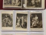 plusieurs vieilles photos en noir et blanc d'une famille dans un salon