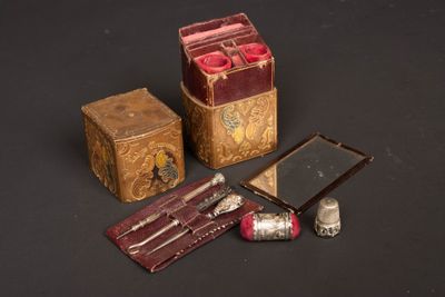 Petit nécessaire de dame en forme de livre en cuir à décor d… - Photo 1