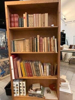 une étagère contenant de nombreux livres dans une pièce